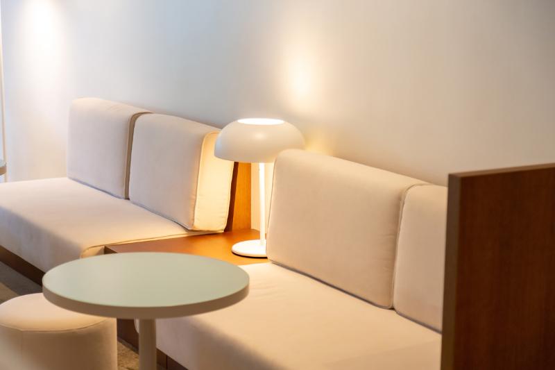 25 坪温暖氛围的白色与木质调咖啡馆设计-12