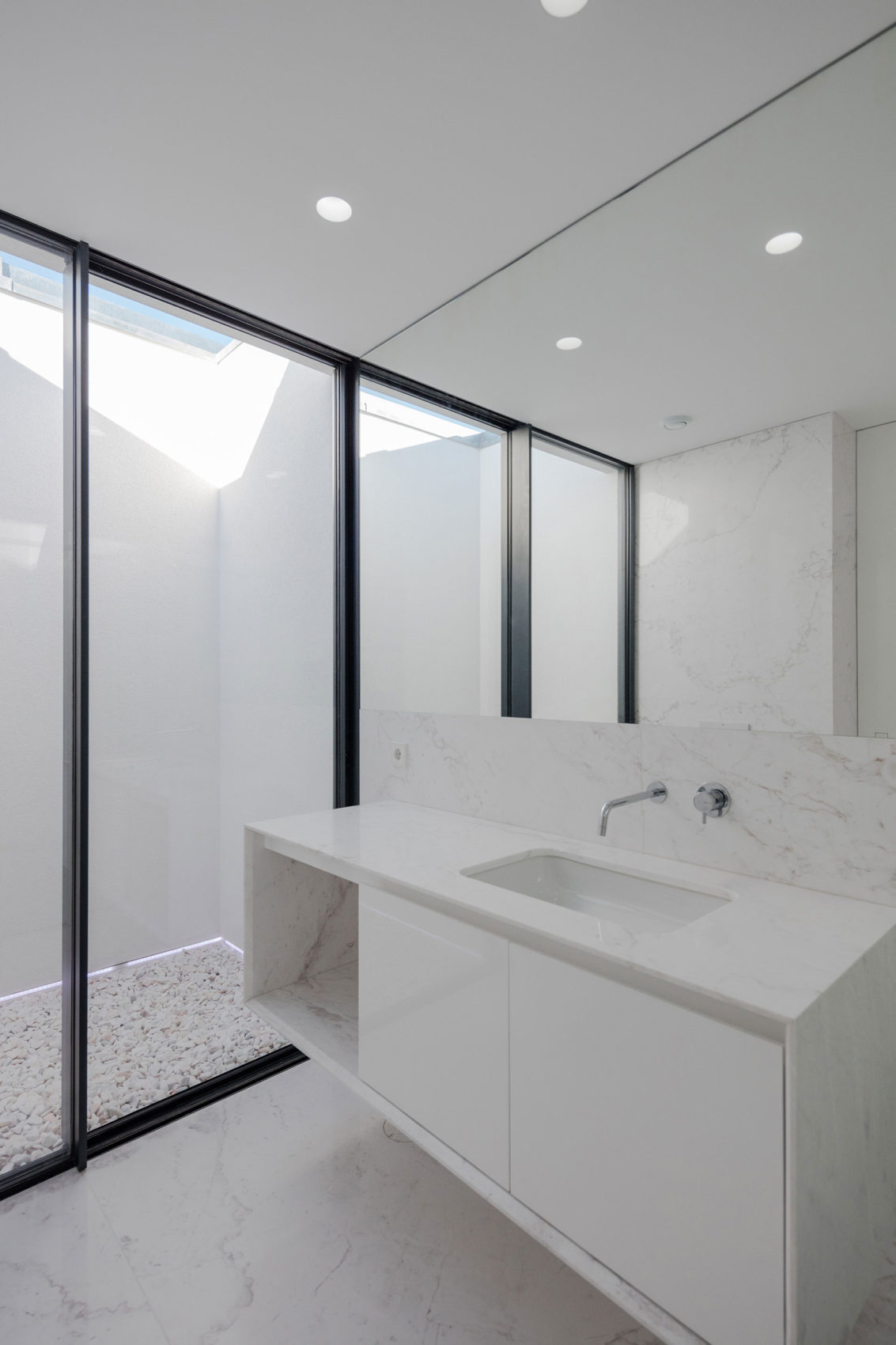 葡萄牙现代白色家居,融入自然美景-44