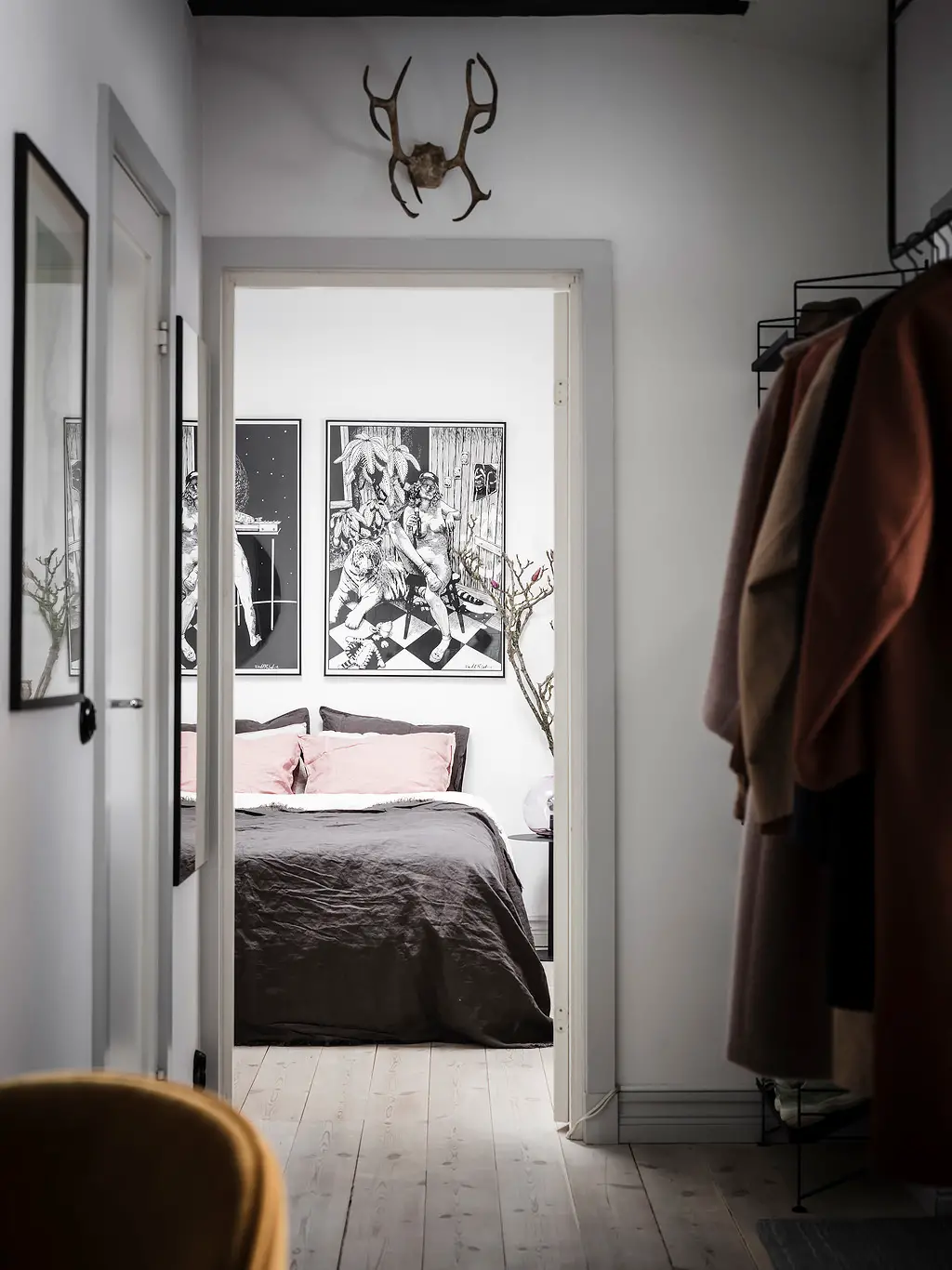 瑞典百年老屋中的温馨卧室设计-12