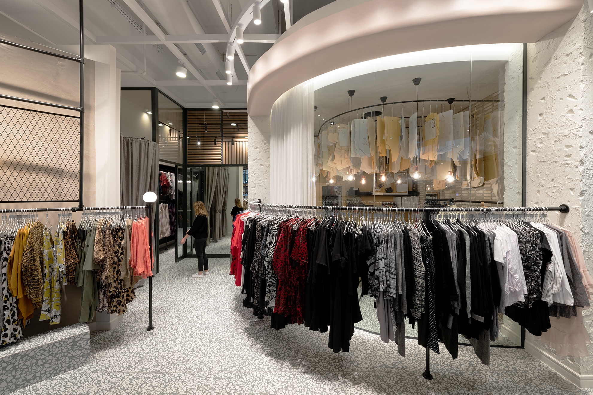 凯伦·米兹拉希的展示厅-0