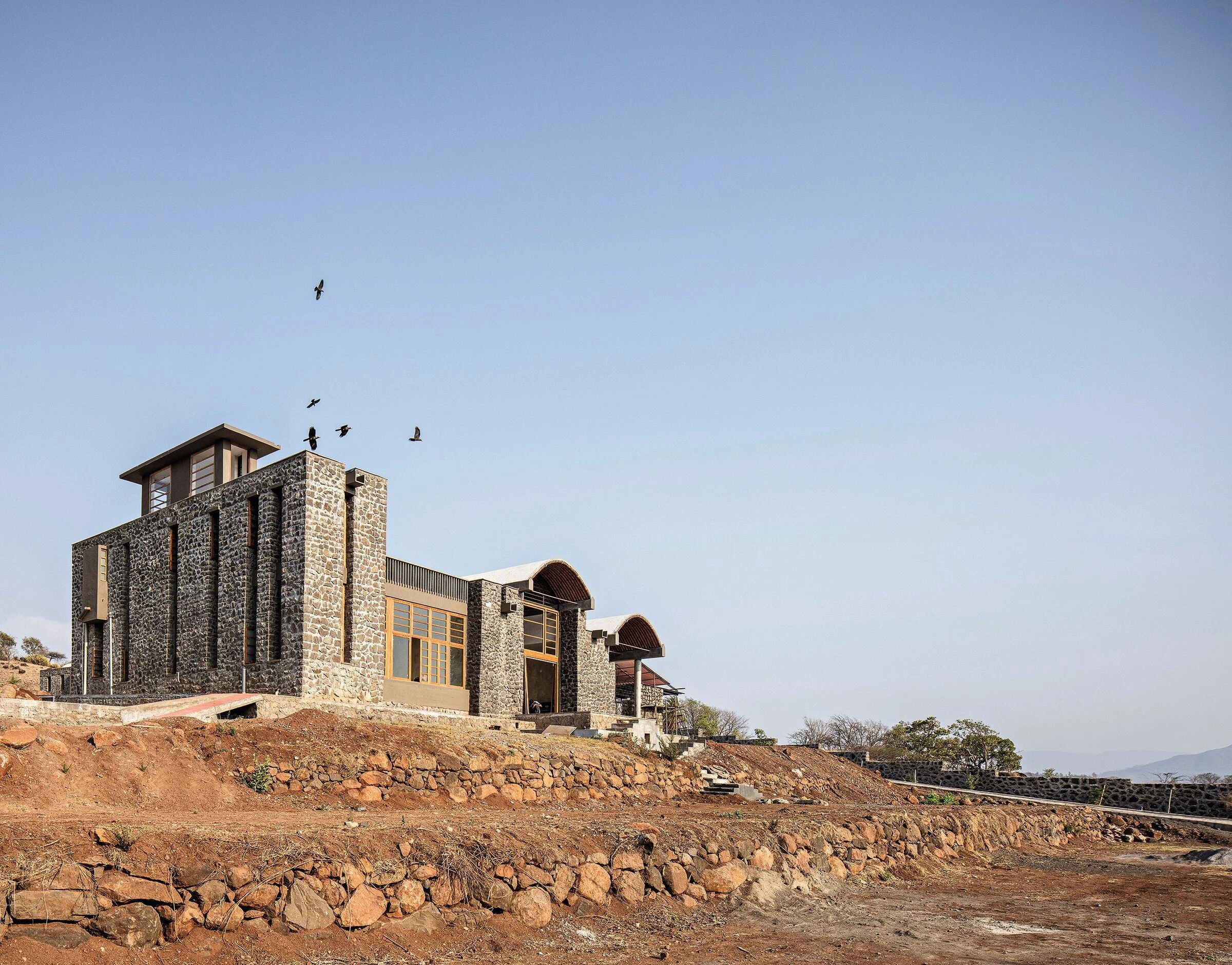 印度 Brahmangarh 地区自然石材与陶土砖和谐共生住宅丨Anupama Kundoo Architects-12