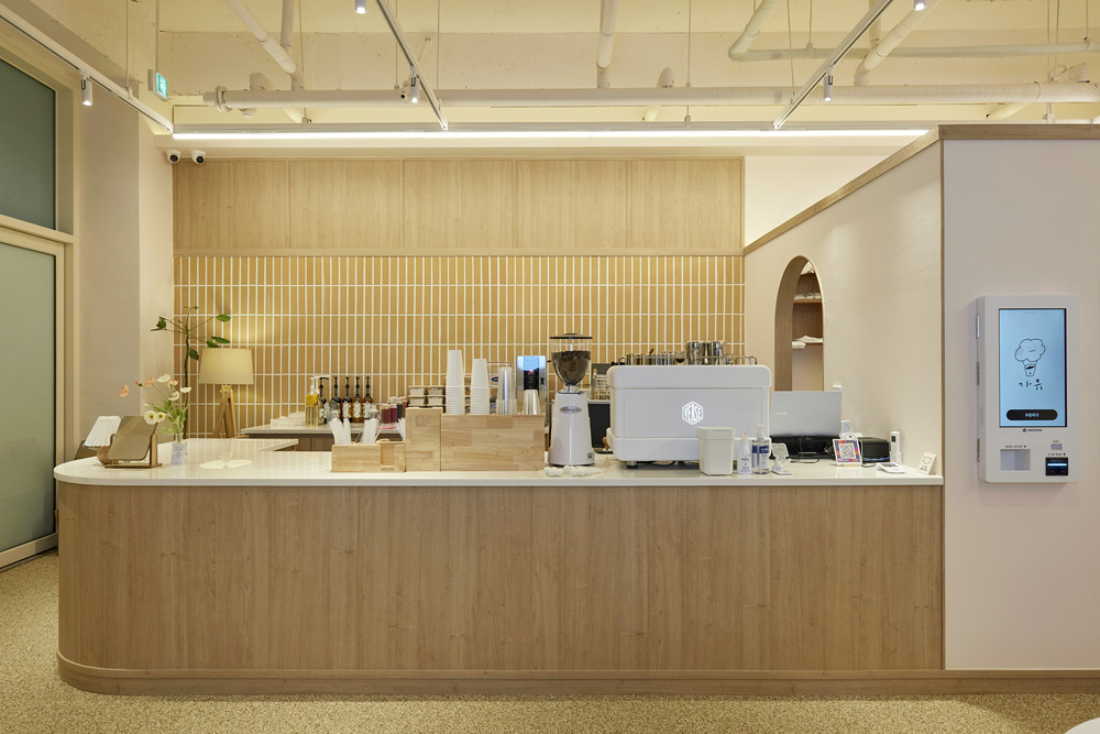 19 平米温暖氛围的平价咖啡厅设计-7