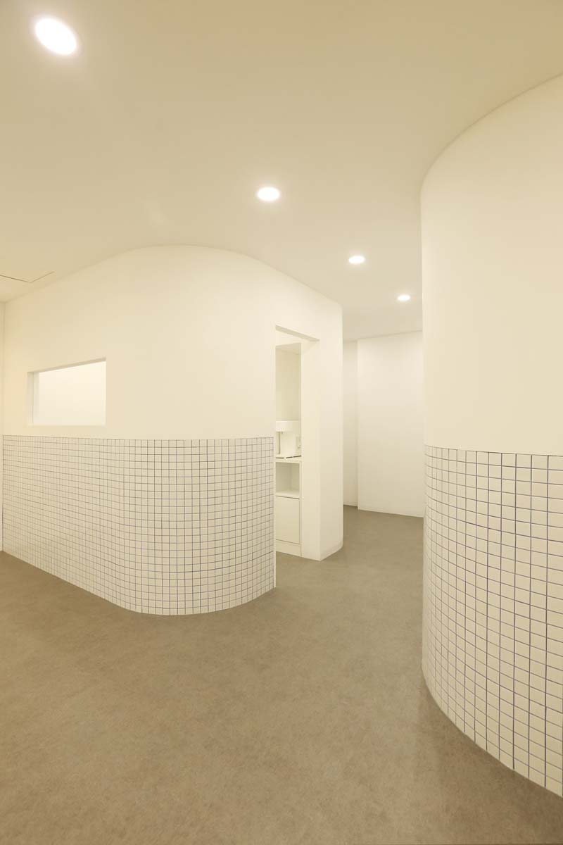 简约纯白，儿童艺术学院的精致空间-6