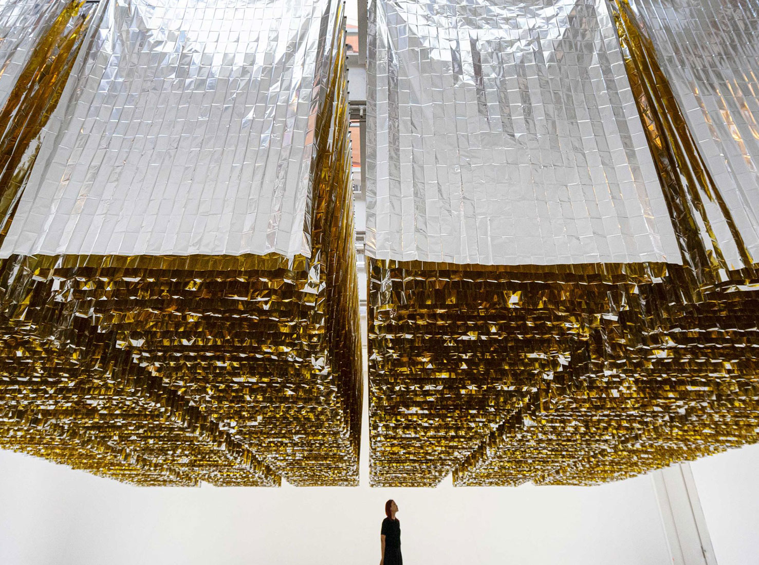 Золотые аварийные одеяла в инсталляции: уникальные художественные шедевры-6