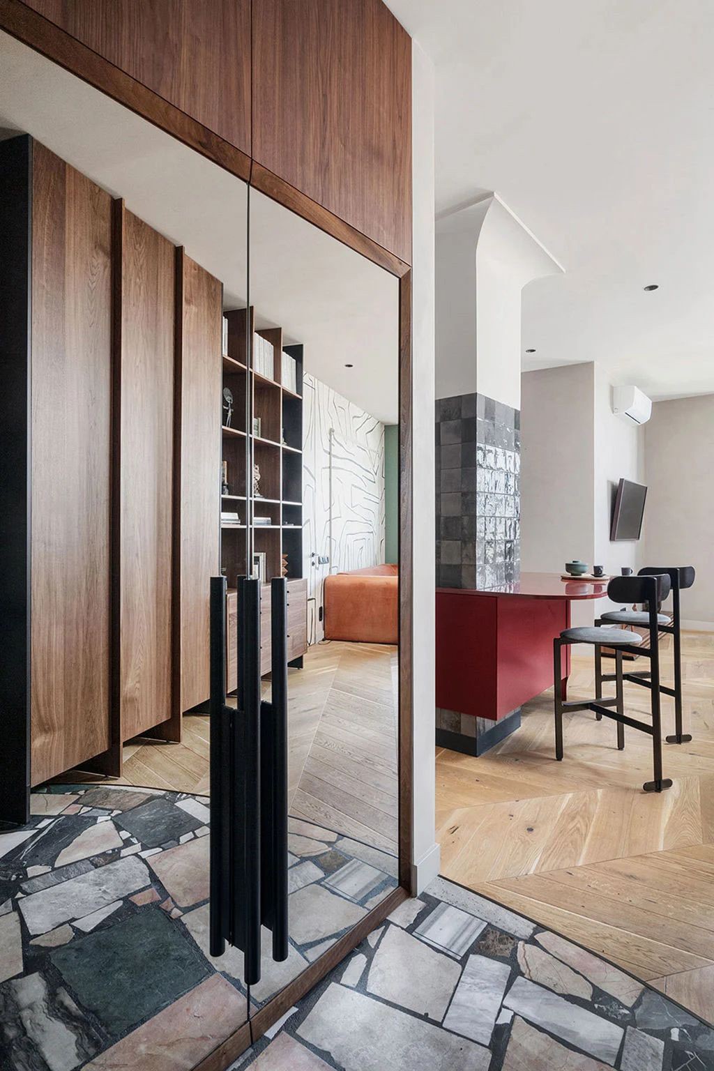 多彩不规则布局公寓，大胆壁纸打造现代时尚空间-13