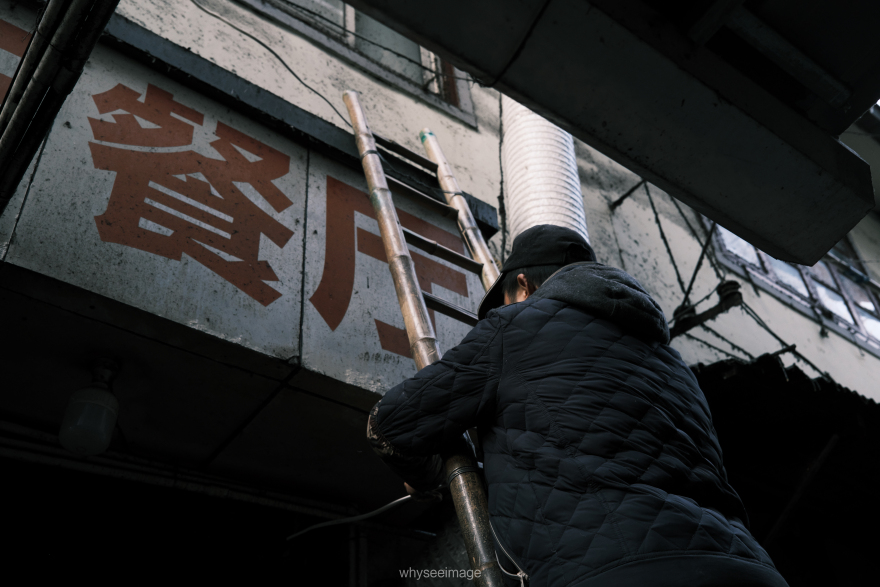 影子躺在地面上 · 不如回到街头丨中国上海丨whyseeimage-46