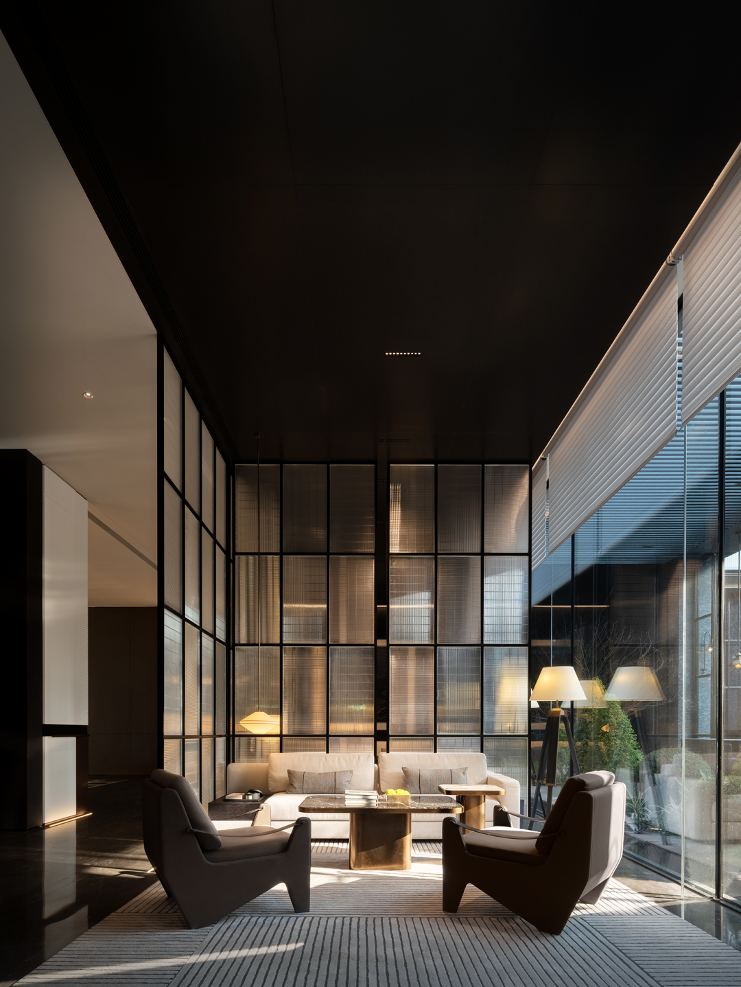 700㎡高级黑售楼处丨李益中空间设计-53