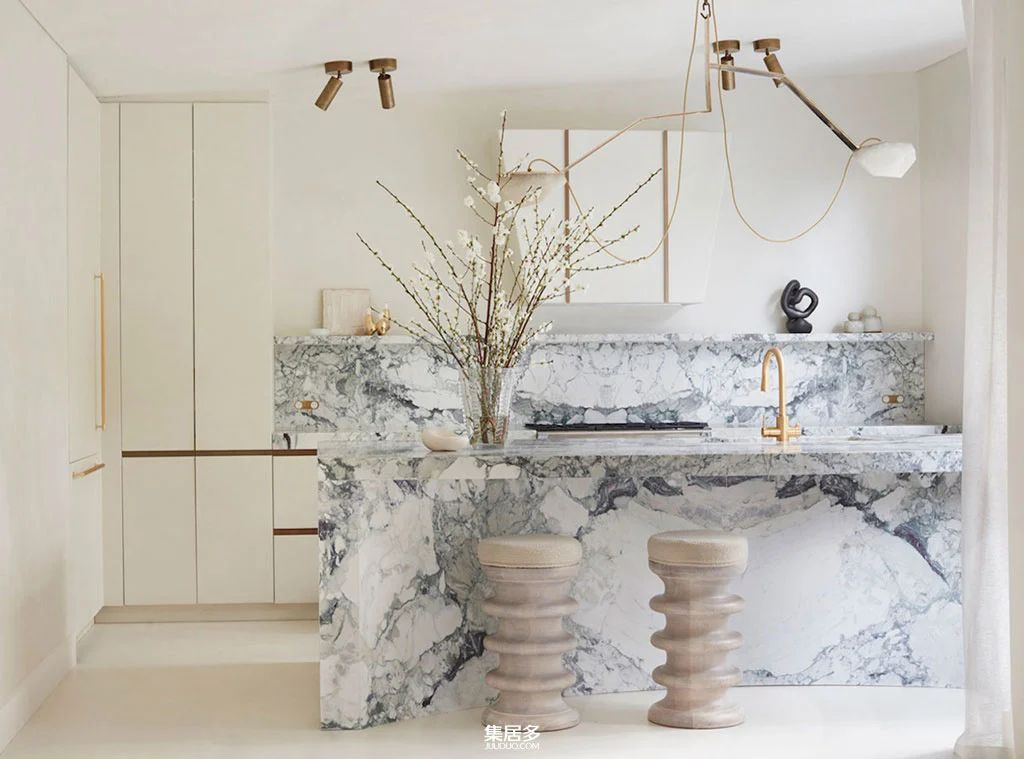 外立面黑色与内饰乳白色调形成鲜明对比的悉尼豪华海滨别墅-0