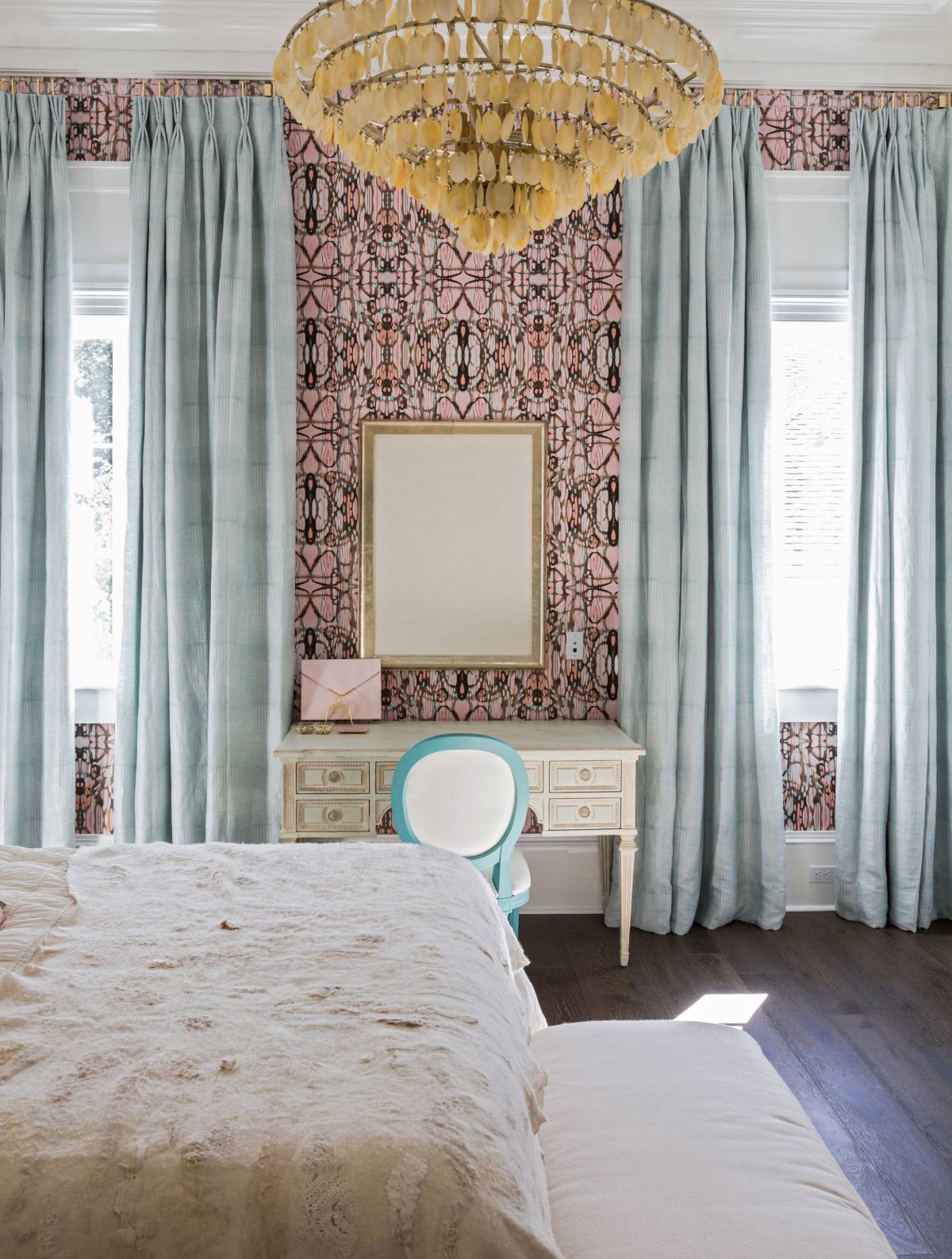 15 Inspiring Wallpapered Bedrooms-13