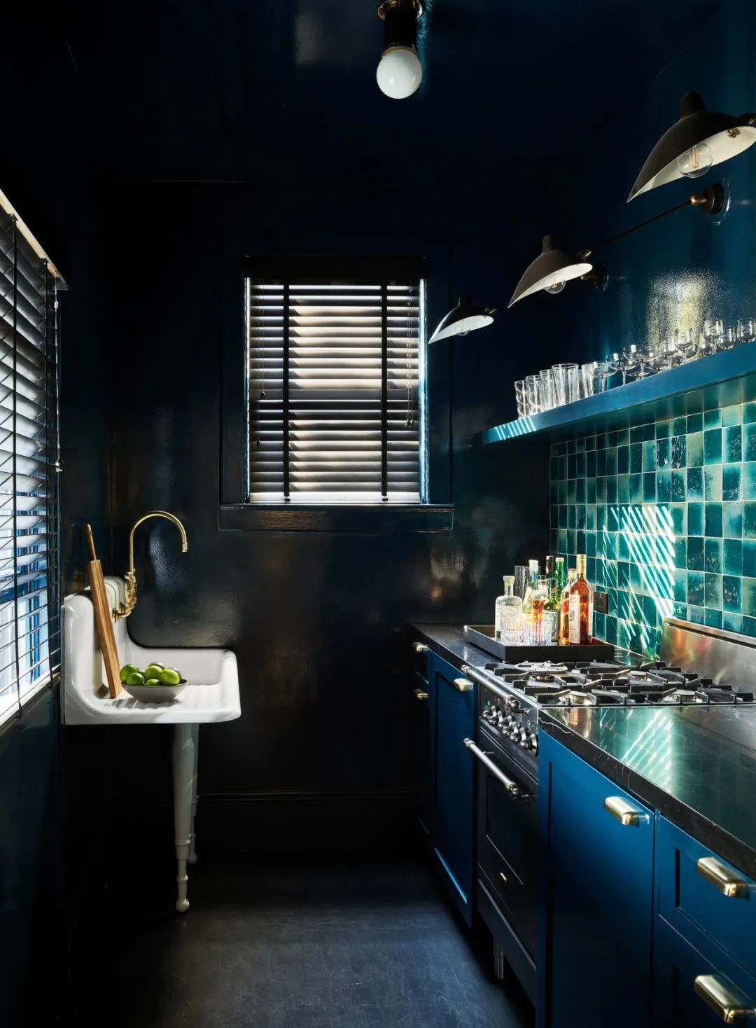 奇葩设计师用2年把房子涂成黑色,还被夸是天才？-53