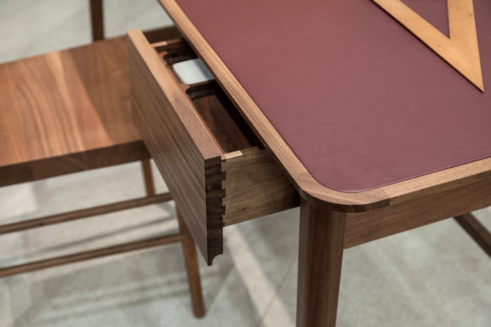 Office Desks That Suit Your Style, Whatever It May Be-3