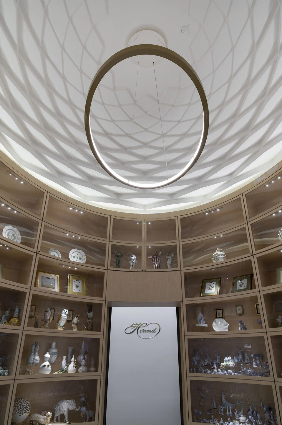 布达佩斯百年瓷器店,LED 灯光营造典雅氛围-16