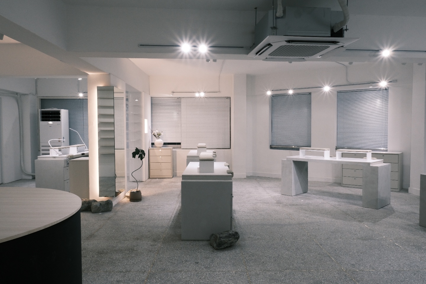 白色调高级氛围的 30 平米小户型设计-6