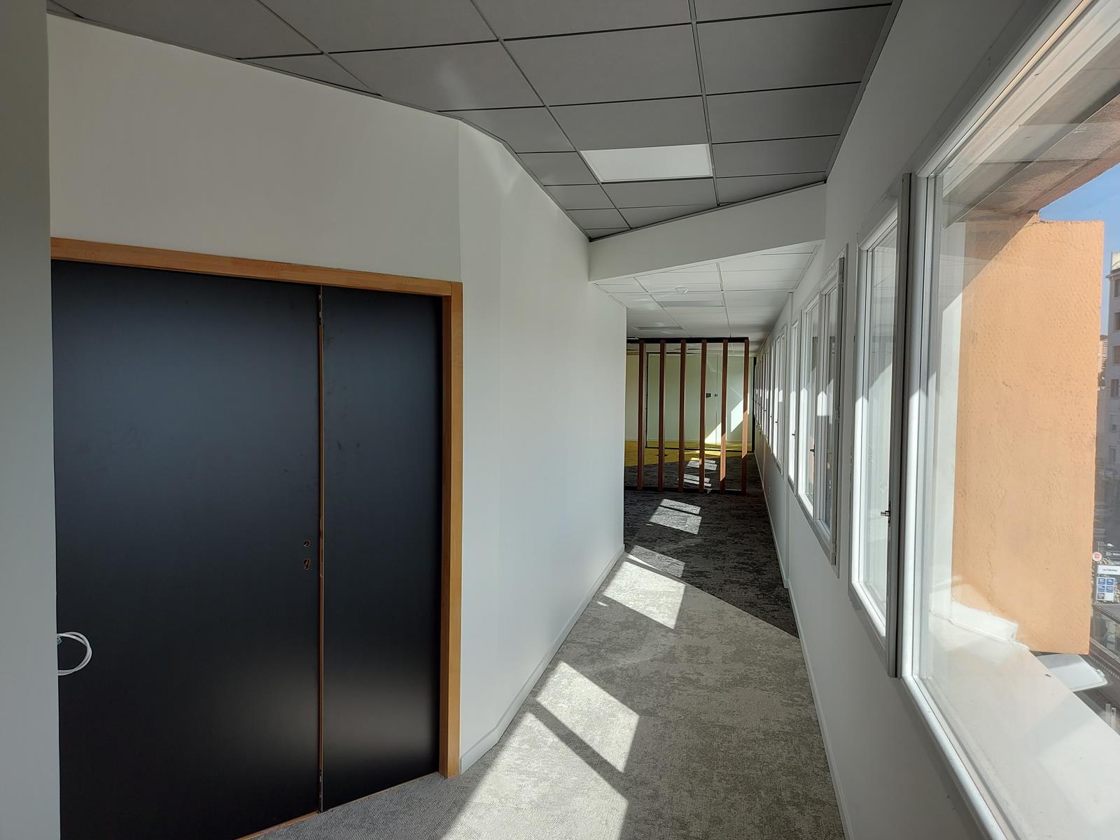 马赛某电信公司办公室服务接待区装修项目丨法国马赛-26