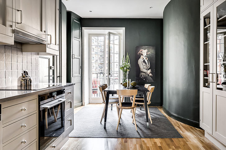 斯德哥尔摩黑色公寓里的活力花卉墙纸-18