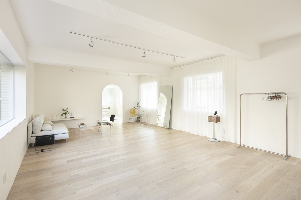 "白色与木色的高级 27 平米工作室"-9