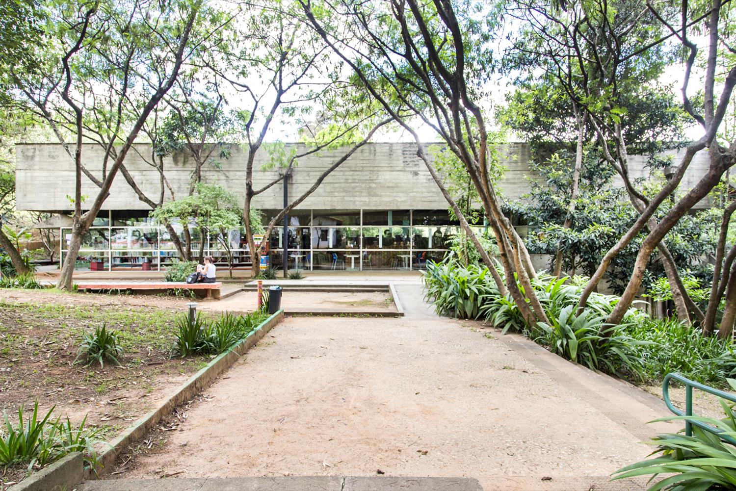 圣保罗历史建筑中的现代文化中心 · Centro Cultural Jabaquara-1