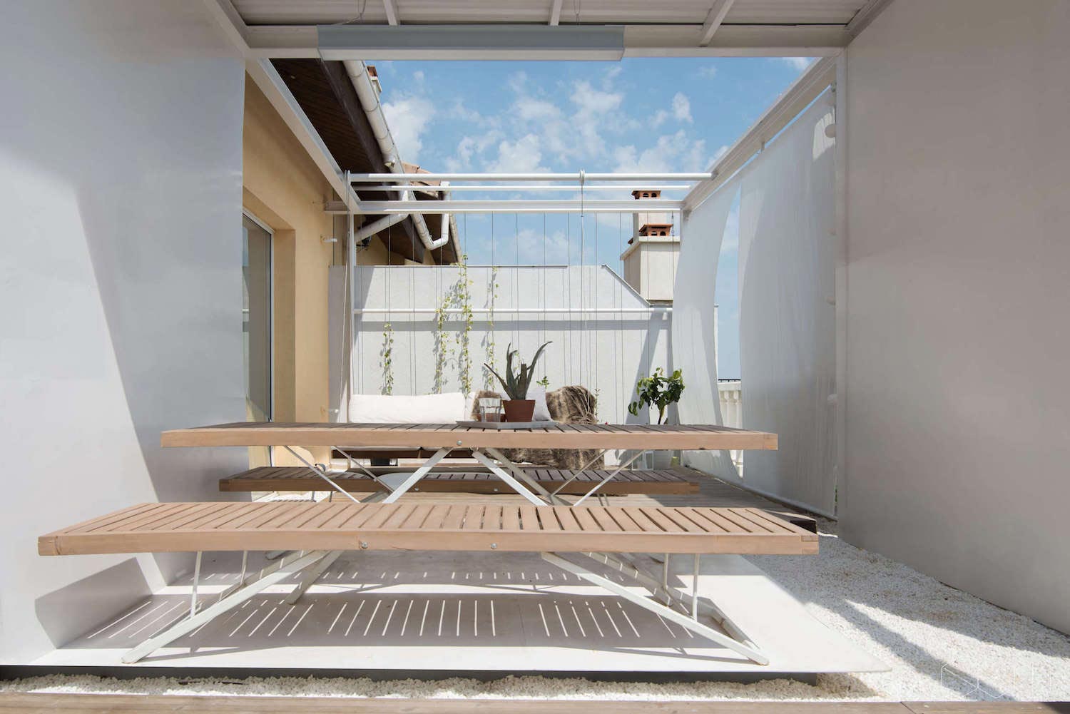 Chic penthouse for two with a contemporary and minimalist manner with a splash of color   CAANdesign  Architecture and home design blog-14