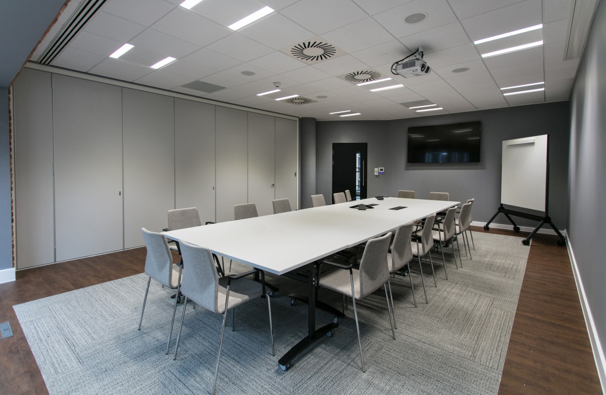 英伦金融公司 SunLife 现代办公室设计-18