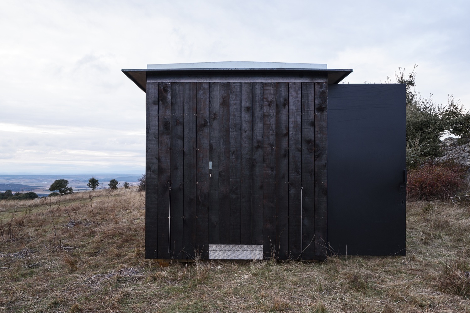 西班牙文化遗址旁的可逆式木钢展馆-37