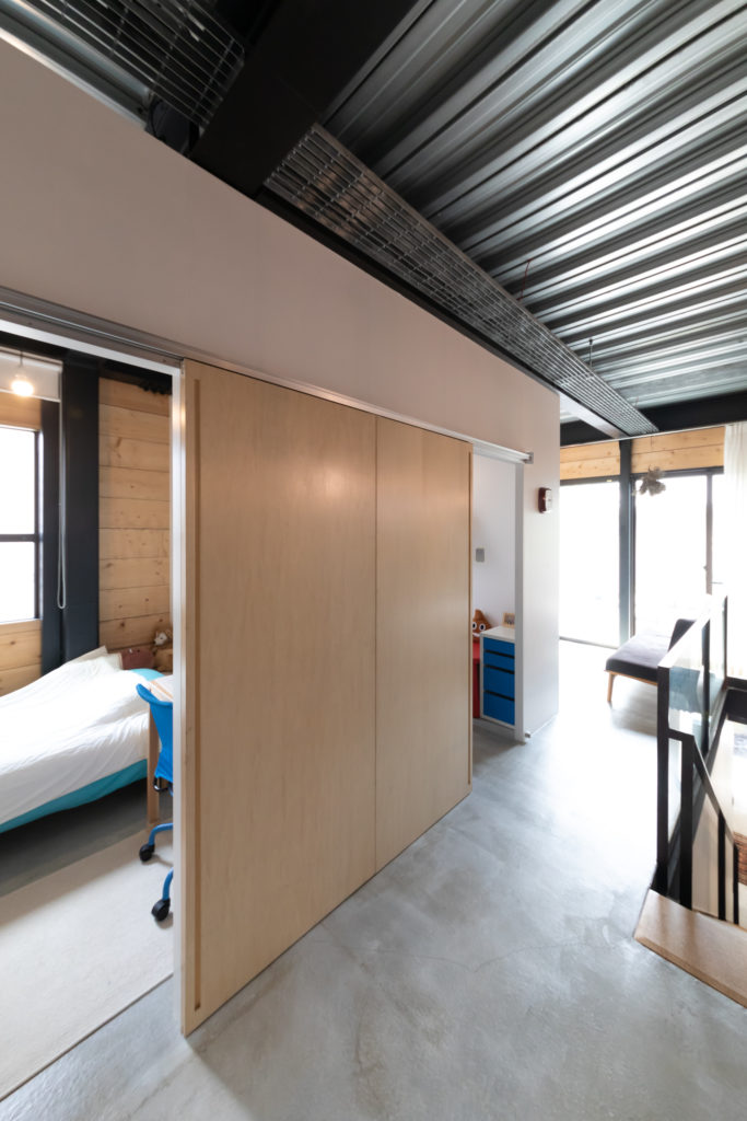 家に拡張の余地を残す鉄、木、コンクリート。マテリアルの力強さが際立つ家 | Style of Life | 100%LiFE-6