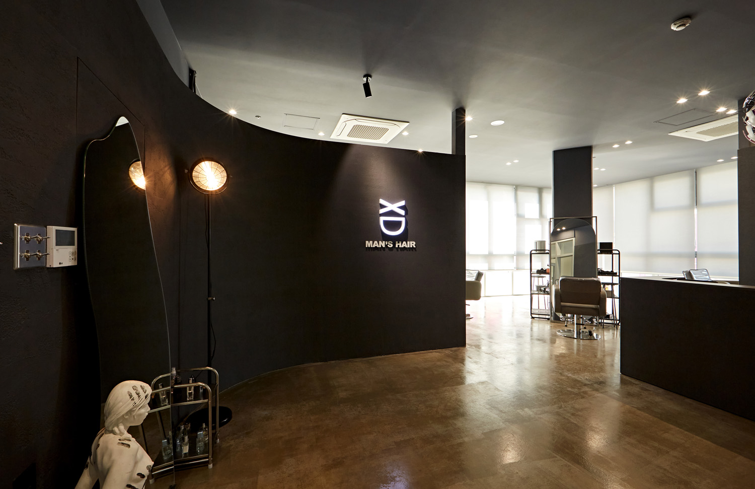 22 平现代男性美容室 | 黑白色调的精致空间-2