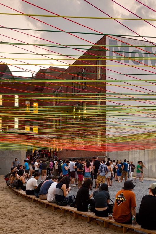 临时编织庭院·纽约 PS1 的彩色绳索云-16