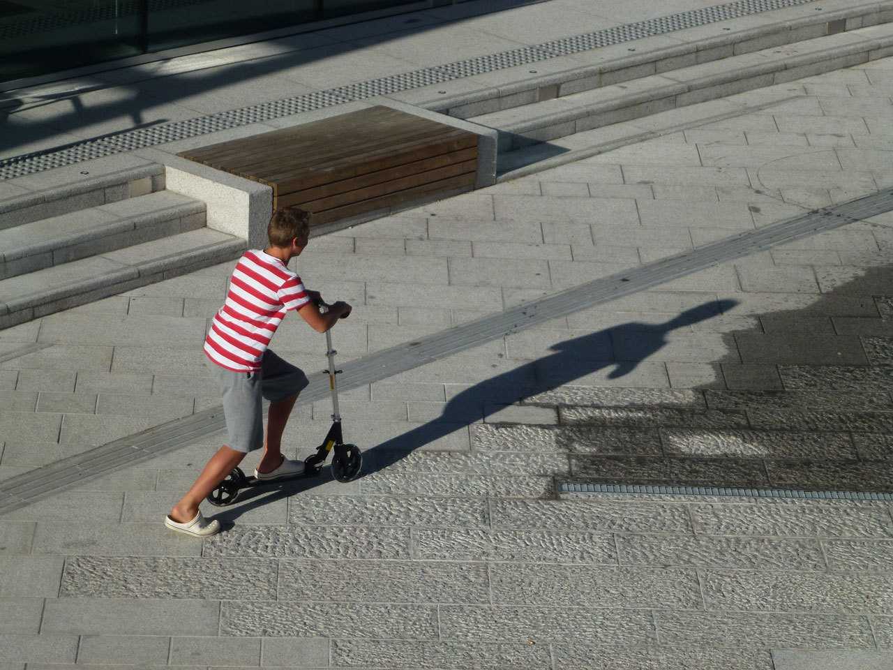 挪威 Lørenskog 中心广场 | 石材与绿植的和谐搭配-7