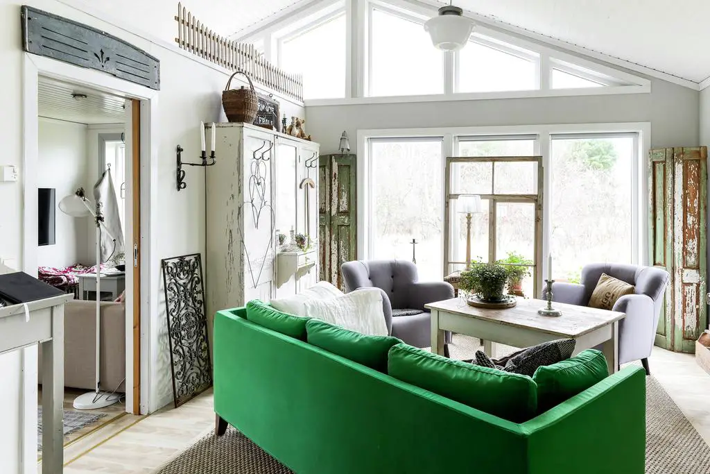 瑞典红屋 | 活力绿沙发点亮乡村时尚家居-11