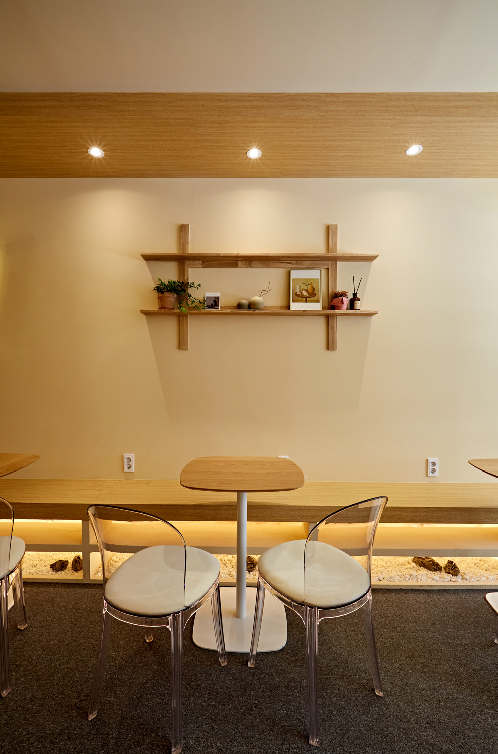 13 坪天安咖啡馆 | 明亮温馨的白色&木质空间-15