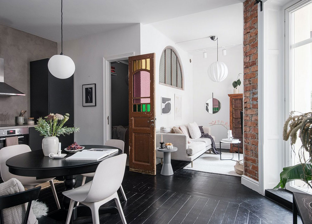 瑞典 42 平米奇趣公寓 | 彩绘玻璃门与黑色木地板的创意设计-1