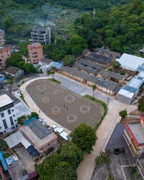 深圳坪山长守村“软广场”建筑装置丨中国深圳丨朱小地建筑设计事务所（北京）有限公司
