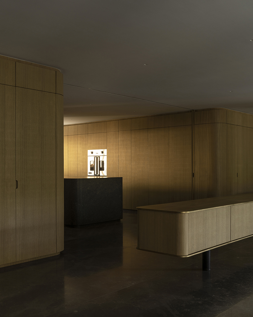 墨西哥 Loma 公寓 | 曲线木饰面打造自然温馨家居空间-17