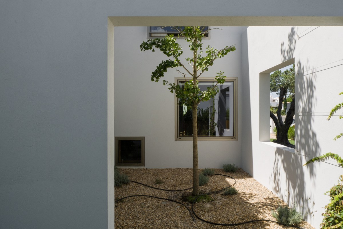 葡萄牙特罗亚绿意盎然的家庭住宅-28