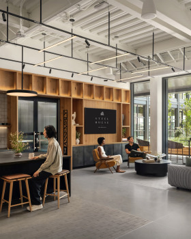 钢屋；钢质房屋

注：Steel House常见的意思就是用钢材建造的房屋，上述翻译贴合常见语境若有更具体的专业领域或背景信息，翻译可能会有所不同 丨美国丹佛