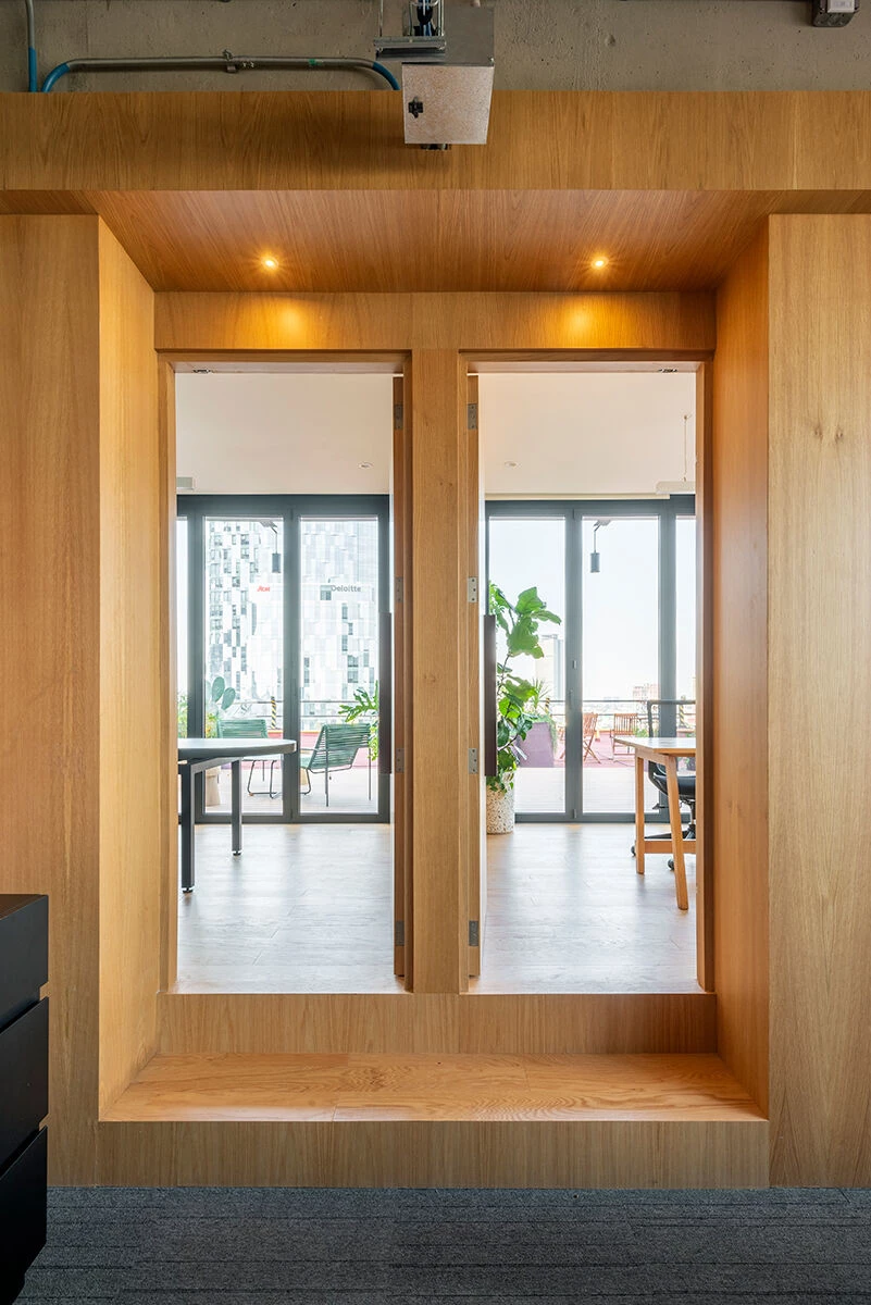 墨西哥城繁忙大道上的空中办公室改造-61