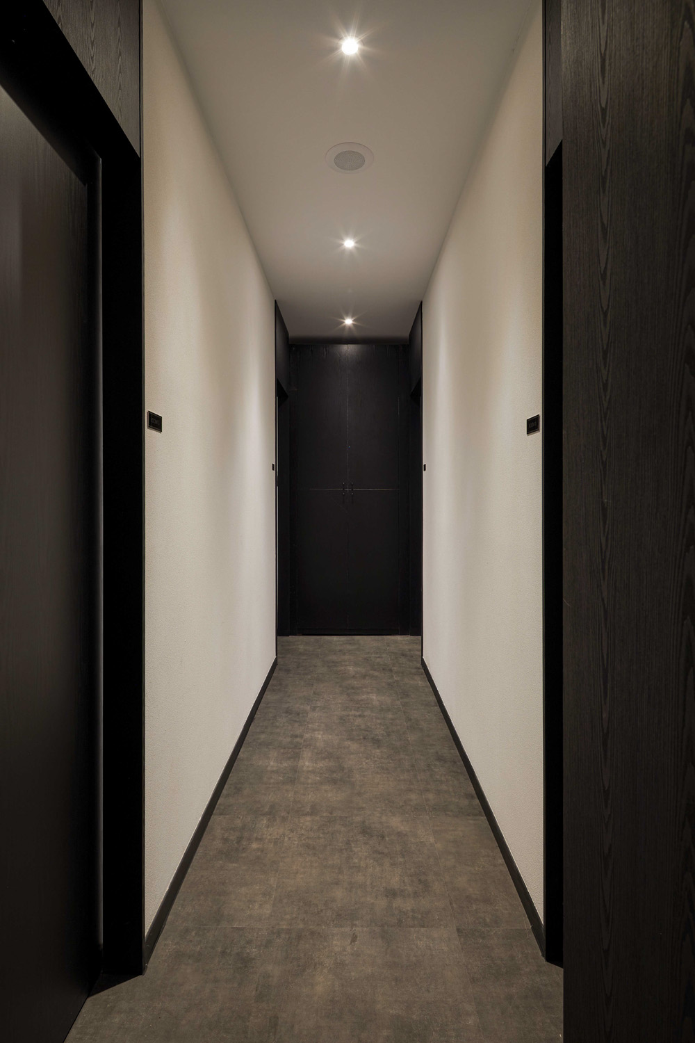 韩式高级烤肉店，黑白简约风诠释 75 平米空间设计魅力-16