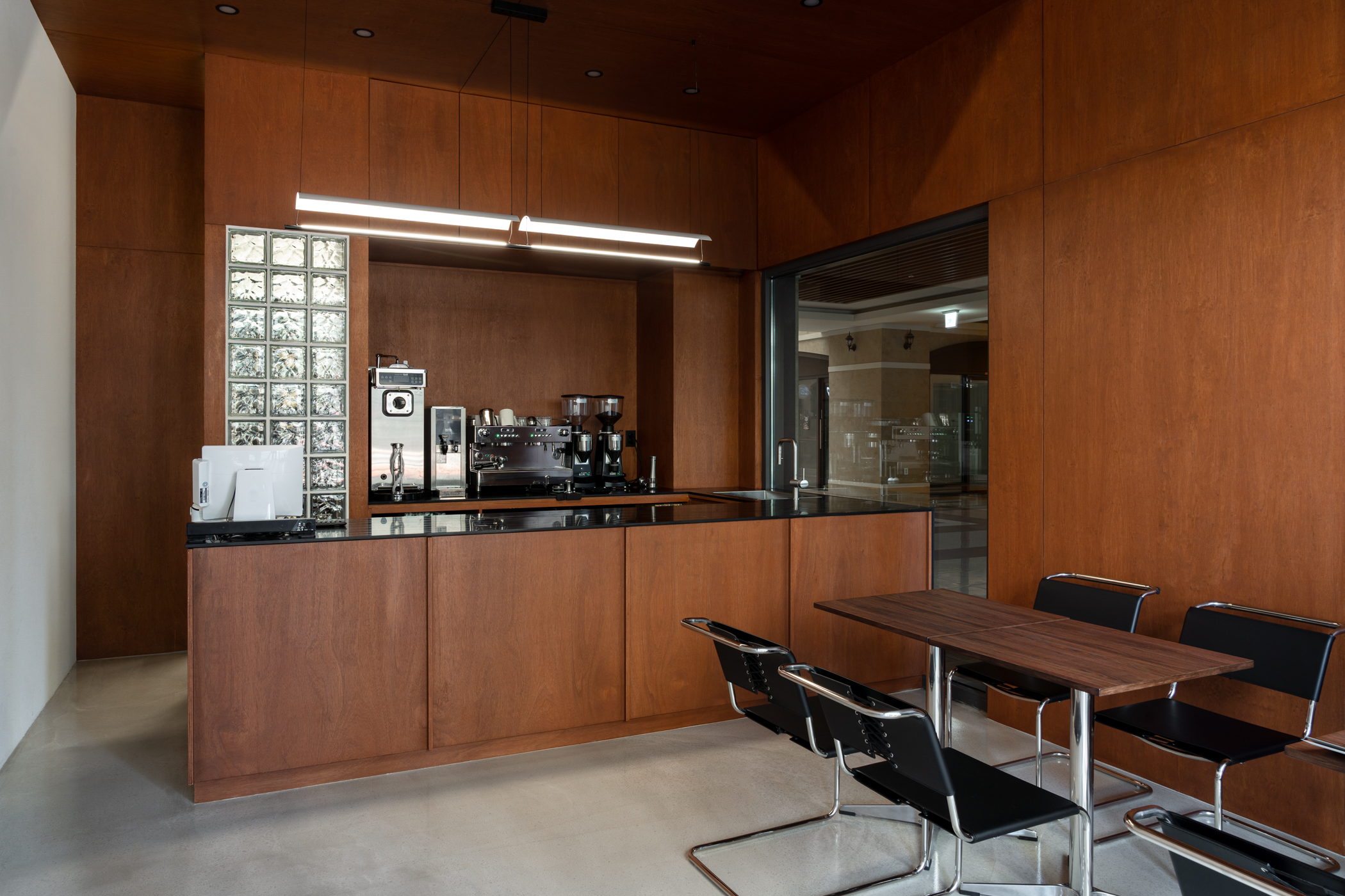 白色与木纹的 13 平贝克里咖啡厅设计-3