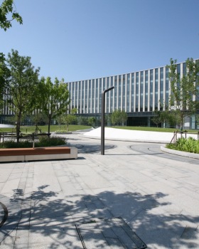 建筑“融于”景观·沈阳材料科学国家研究中心生长之园丨中国沈阳丨日本鹿岛建设株式会社,中国中建设计集团,R  land北京源树景观