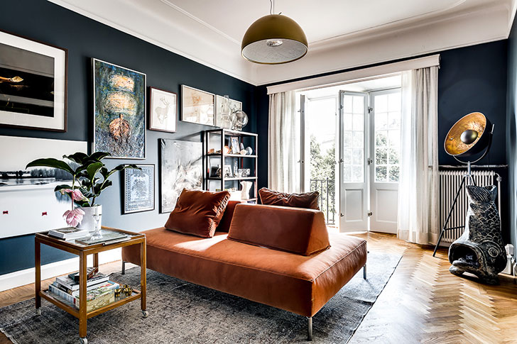 斯德哥尔摩黑色公寓里的活力花卉墙纸-4