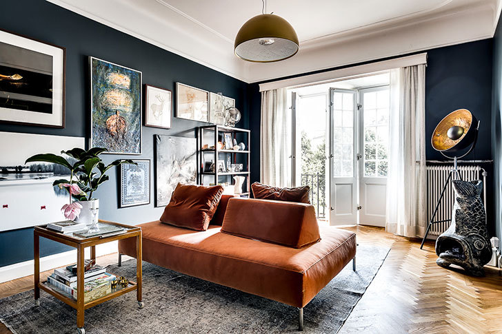 斯德哥尔摩黑色公寓里的活力花卉墙纸-4