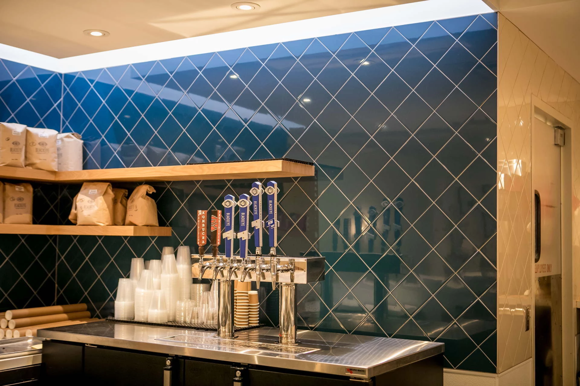 Cardigan Donuts 餐厅设计丨美国明尼阿波利斯丨Mosa-13