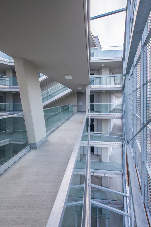 繁忙路口的“V 形庭院”公寓-12