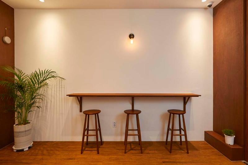 7 坪清新简约咖啡馆设计，诠释白色与木质之美-8