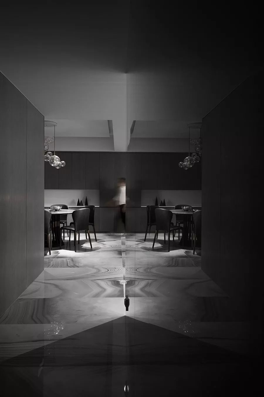 质感源·C 宅 | 黑色神秘魅力的戏剧性空间-30