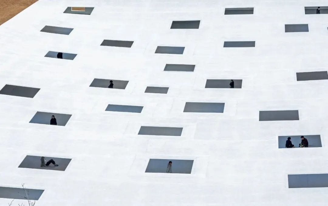 日本“最空白”建筑！无墙无柱无固定用途，59扇天窗让雨水阳光随意进出！网友：躺着发呆都变浪漫了-64