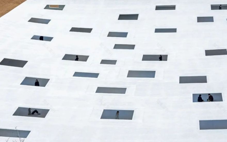 日本“最空白”建筑!无墙无柱无固定用途,59扇天窗让雨水阳光随意进出!网友:躺着发呆都变浪漫了-64