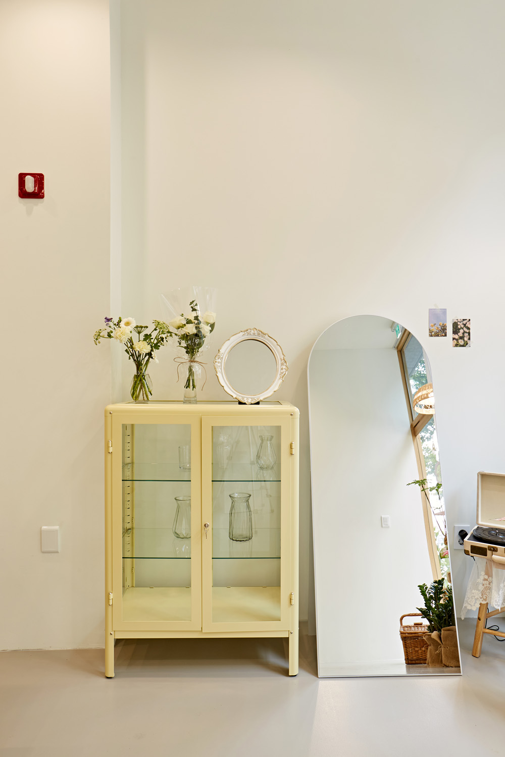 温暖氛围的 10 平米白色木屋办公室设计-13