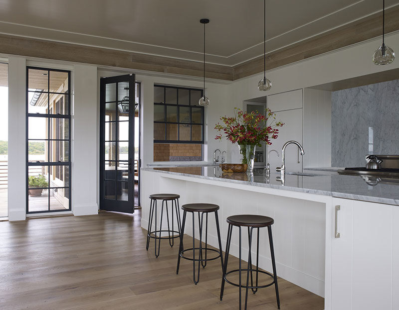 Rhode Island 奇异湖畔小屋，美式传统风格与自然材料的完美融合-5