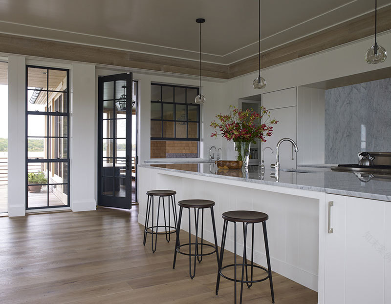 Rhode Island 奇异湖畔小屋,美式传统风格与自然材料的完美融合-5